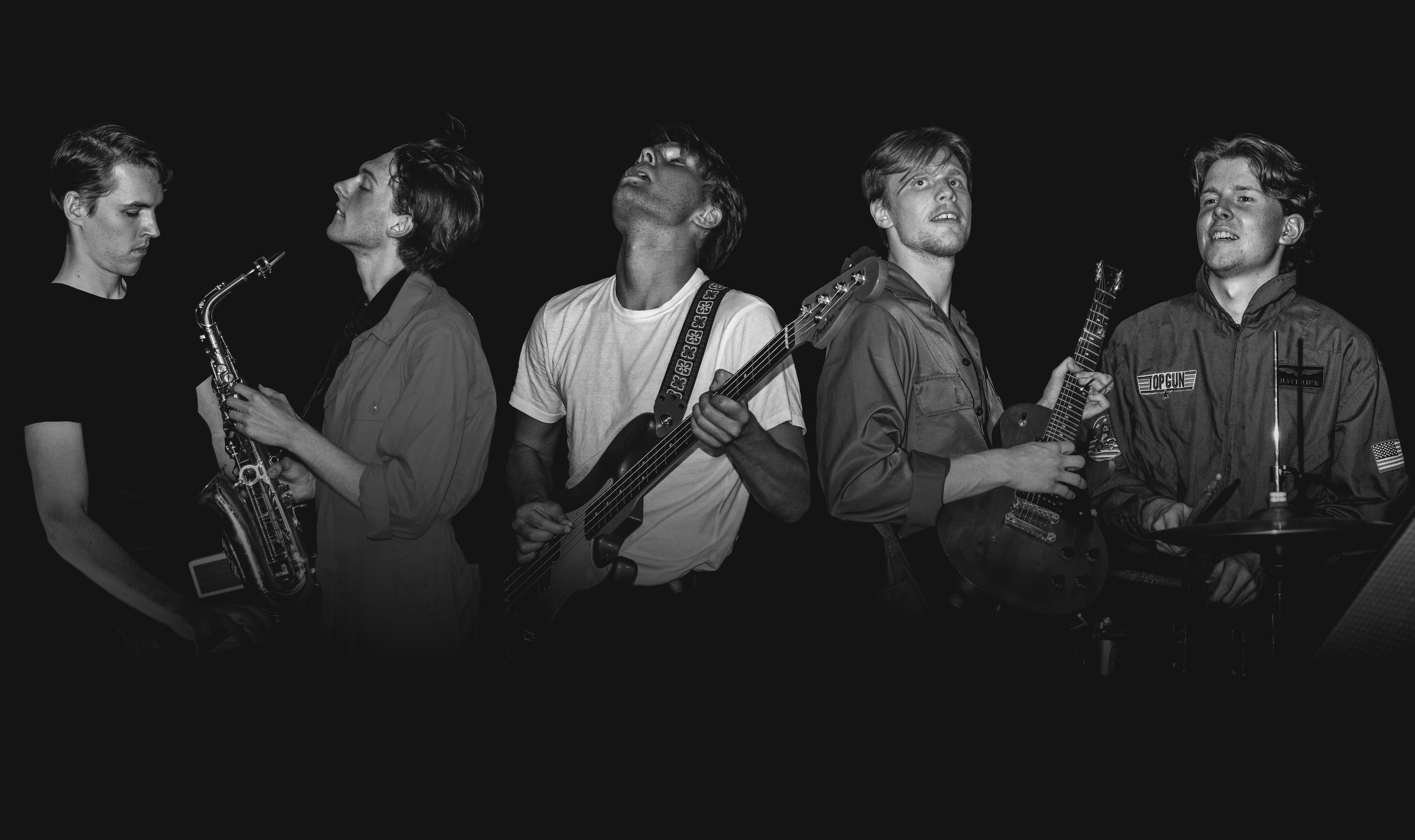 Pressbild i svartvitt på de fem killarna i Sanna band.
